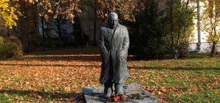 Bild zu »Carl-von-Ossietzky-Denkmal« von Klaus Simon, Bronze, 1989