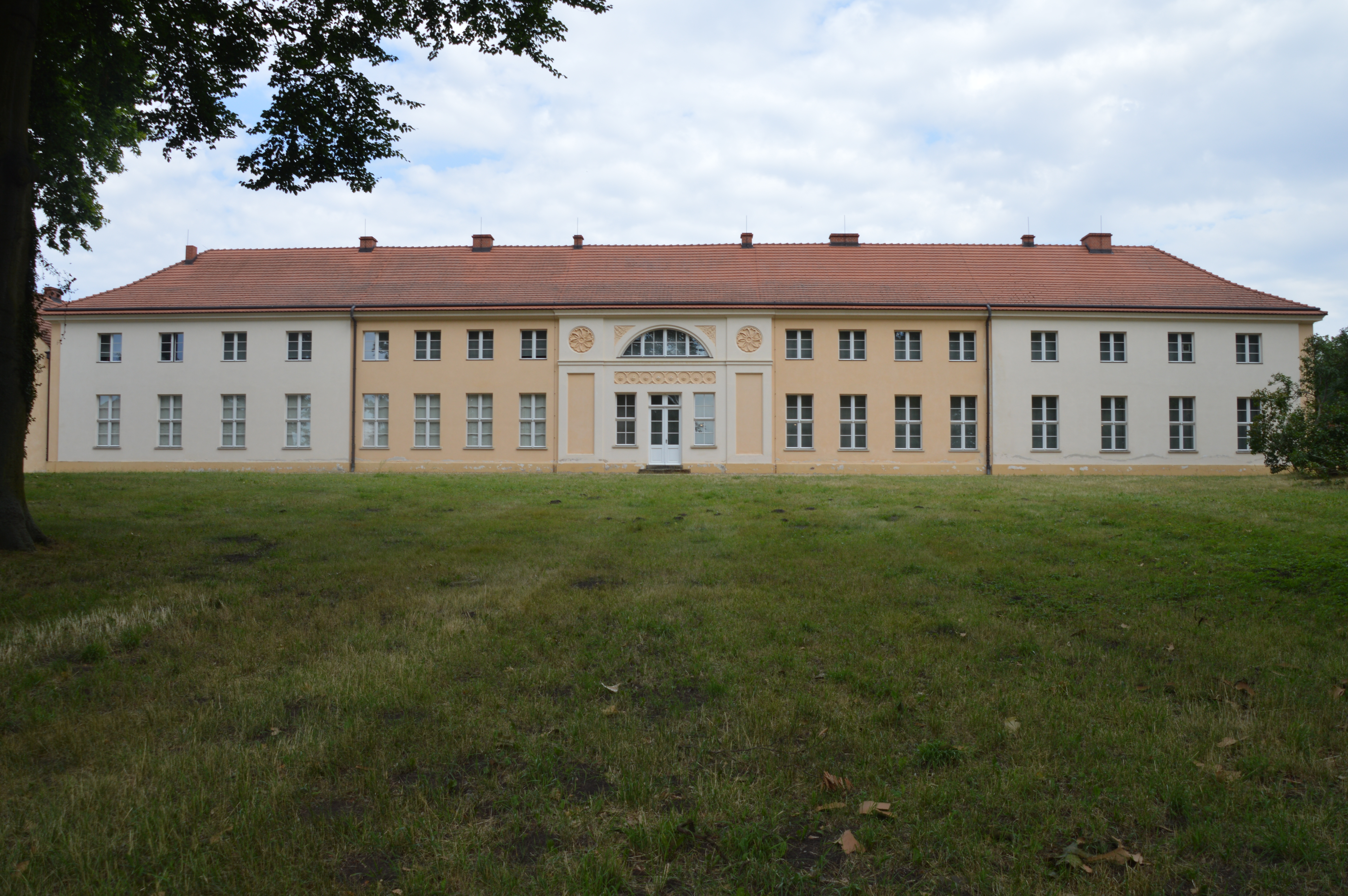 Bescheidene H&uuml;tte.
Gartenansicht