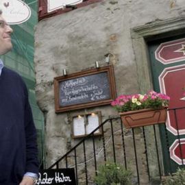 Bürgermeister Dr. Marius Hahn vor dem Restaurant "Roter Hahn"