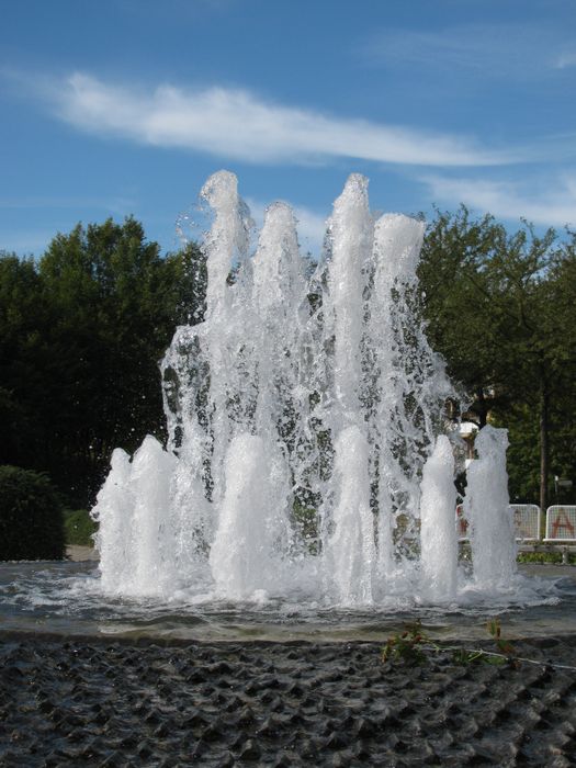 Springbrunnen am Teterower Ring - 1 Bewertung - Berlin Hellersdorf -  Clara-Zetkin-Platz | golocal
