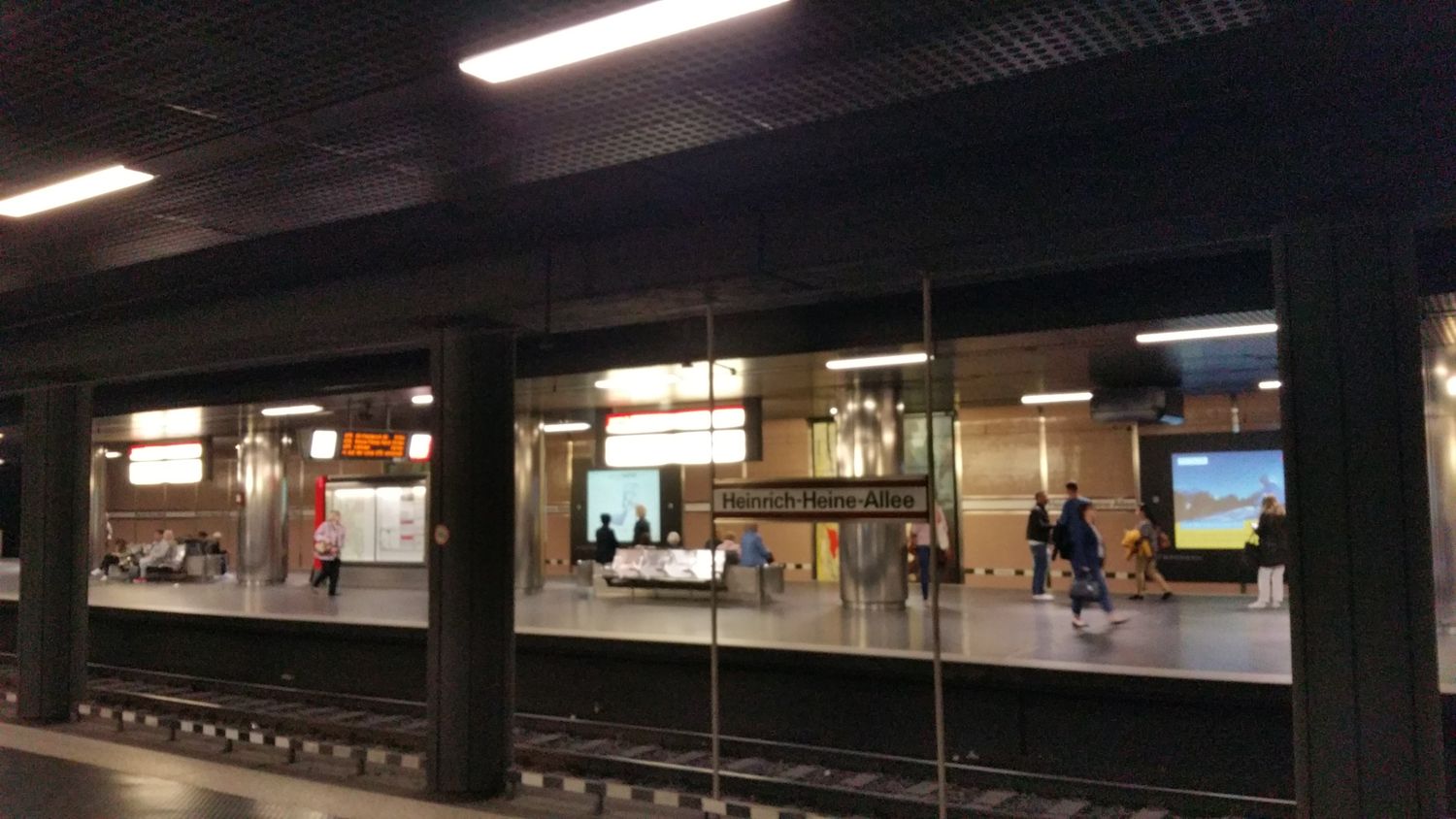 Bilder und Fotos zu U-Bahnhof Heinrich-Heine-Allee in Düsseldorf, Heinrich- Heine-Allee