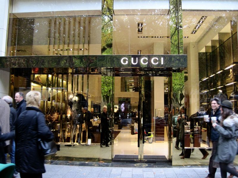 und Fotos zu Gucci in Düsseldorf, Königsallee,