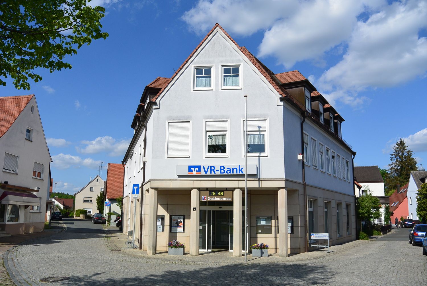 Bilder und Fotos zu VR Bank Erlangen-Höchstadt-Herzogenaurach - Filiale  Adelsdorf in Adelsdorf in Mittelfranken, Marktplatz