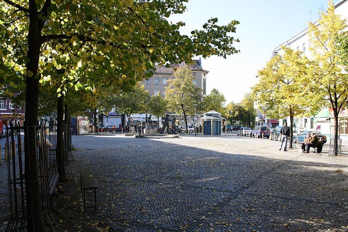 Karl-Marx-Platz (Q: Wikipedia, Nicor Tabsnic https://commons.wikimedia.org/w/index.php?curid=11751538)