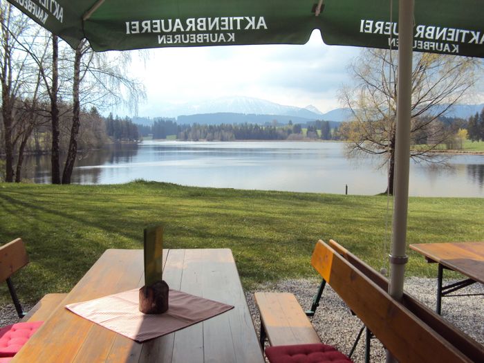 Biergarten mit See