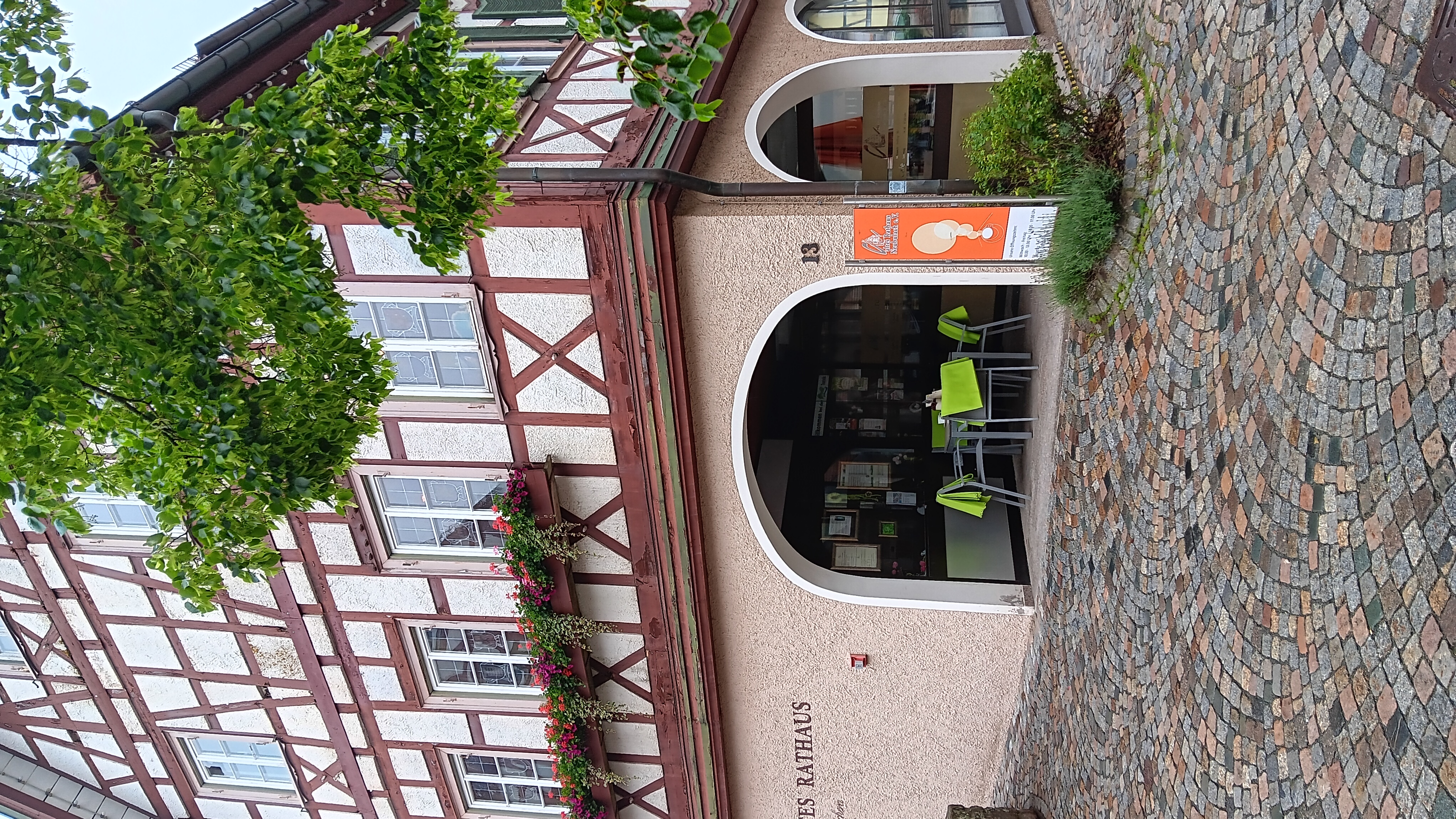 Der Eingangsbereich des Cafes Altes Rathaus in einem sch&ouml;nen Fachwerkbau. Mitten im Zentrum von Neubulach am Marktplatz gelegen.