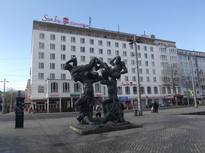 Hotel vor dem Hauptbahnhof in Bremen davor das Affentor von Jörg Immendorff, heute am 5.3.2012 verladen, geht nun nach Salzburg 