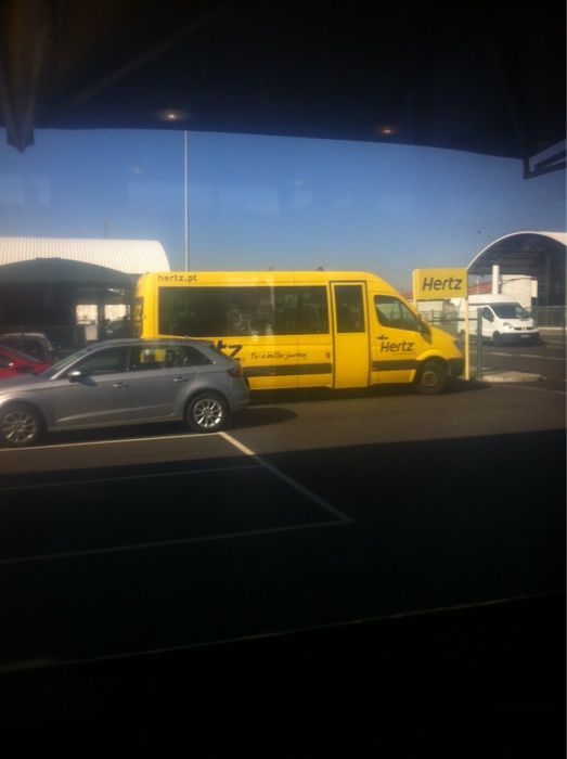 Hertz Transfer Bus zum Flughafen Porto