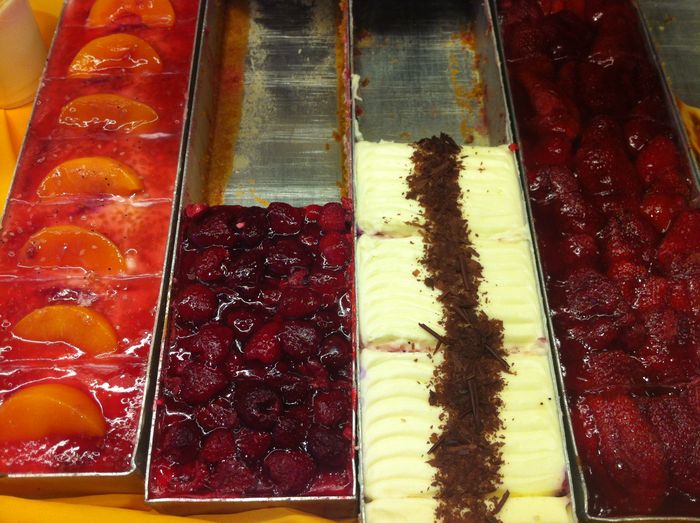 BRUNO Bäckerei und Café in Oldenburg - Kuchenstücke im Tresen