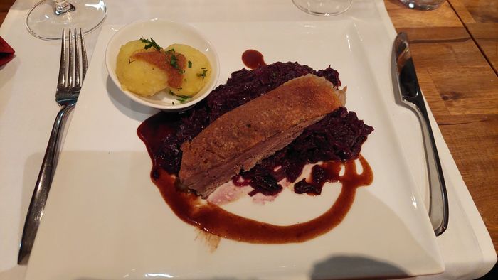 Krosse Gänsebrust auf Apfelrotkohl, Pflaumensauce und Kartoffelklößchen