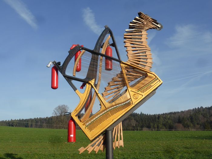 Recycling Kunst und Skulptur nach dem Scrap-Reinheitsgebot, ausrangierter Klavierrahmen von 1929 und leere Feuerlöscher vom Theater Walsbühne Zussdorf, noch ein paar Tasten und fertig ist der Apokalyptische Pegasus, Höhe 2,5m, drehbar gelagert, Pyrotechnik zur Eröffnung, Kunstwerk von Mirko Siakkou-Flodin