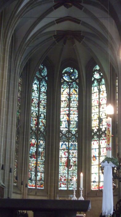 Der Altar mit den Bleiglasfenstern im Hintergrund