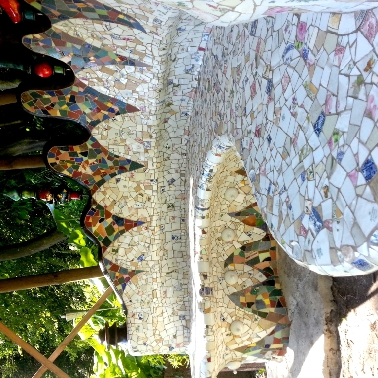 Mosaikbank von Irene M. Orecher im Ausstellungsgarten von MosaicMetalArt in Peißenberg