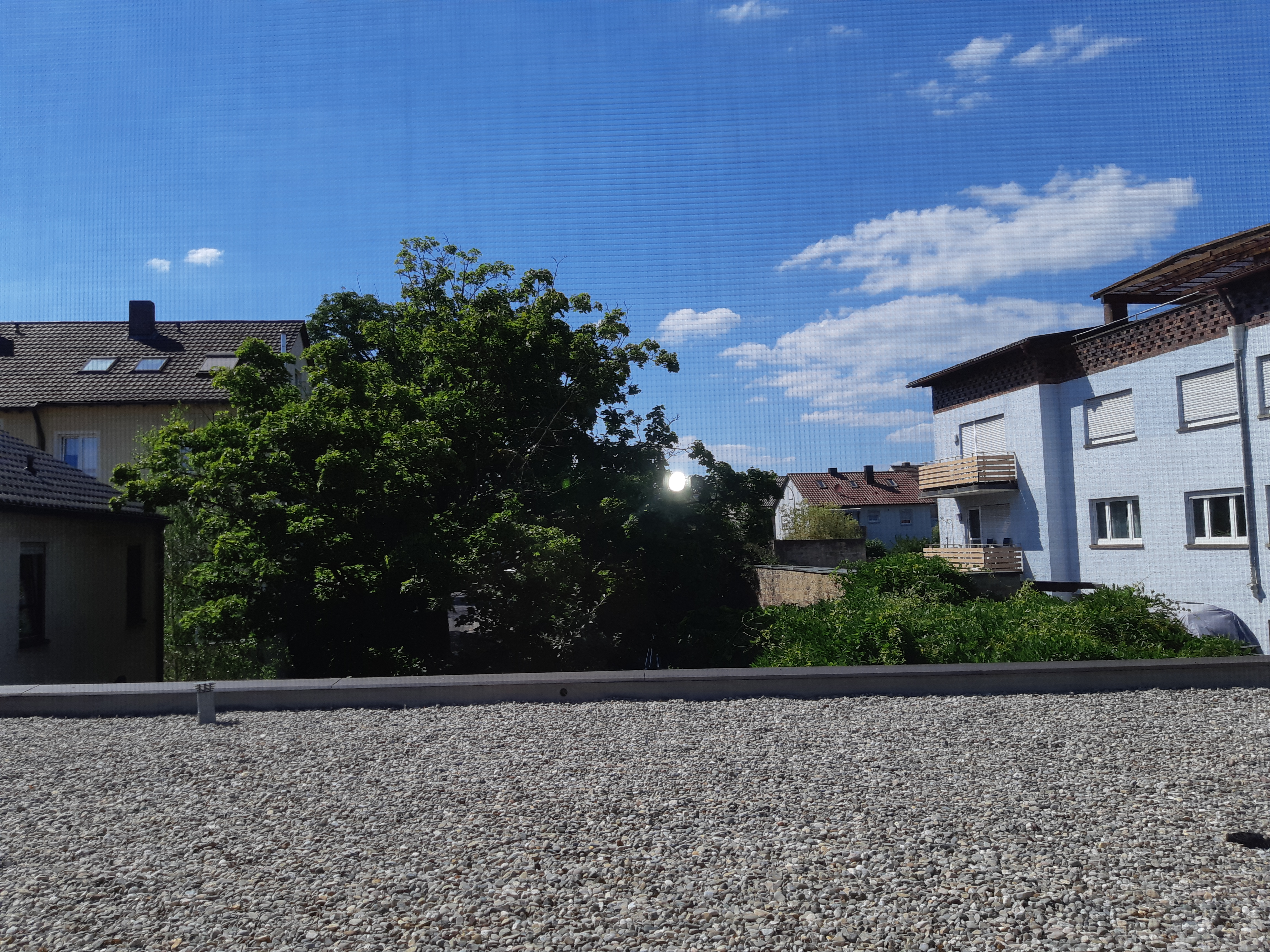 Blick aus Fenster auf Parkplatz (Rückseite Hotel)