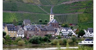 Sankt Laurentius-Kirche in Bremm an der Mosel