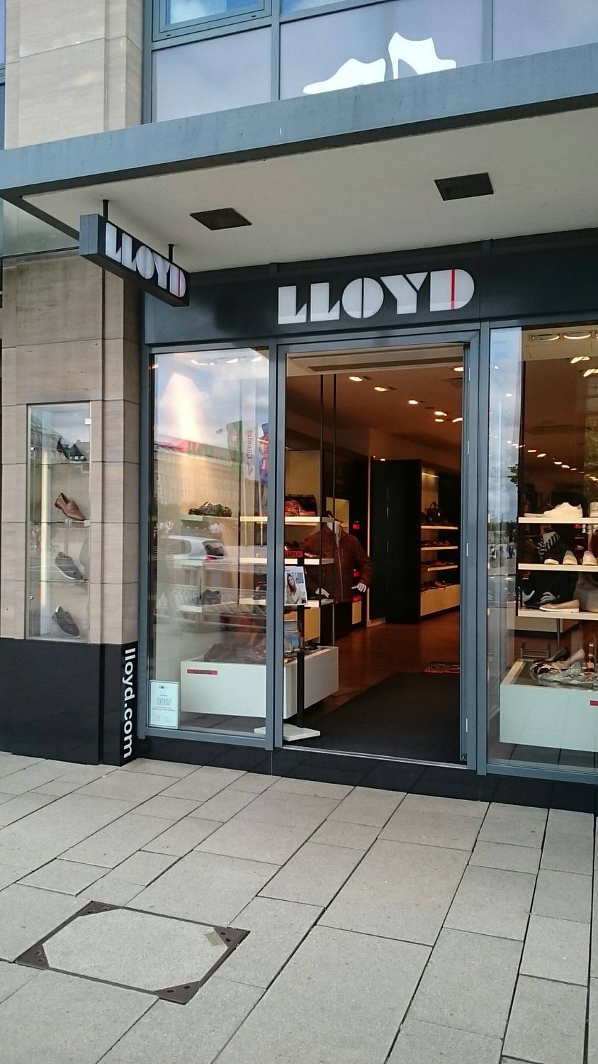 LLOYD Concept Store - 1 Foto - Hamburg Neustadt - Jungfernstieg | golocal