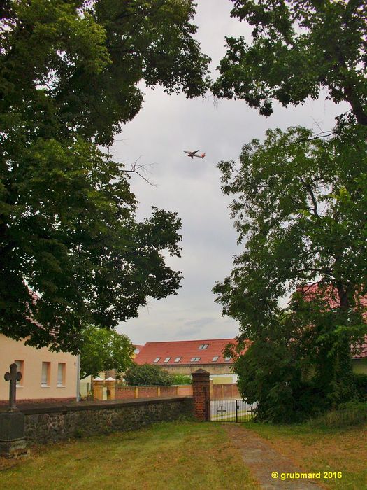 Startender Schönefeld-Flieger vom Kirchhof Selchow gesehen.