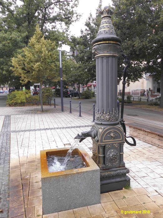 Pumpenbrunnen auf dem Marktplatz Eichwalde