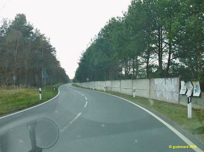 Mauer des ehemaligen sowjetischen Sperrgebiets an der Straße Gut Kummersdorf - Luckenwalde