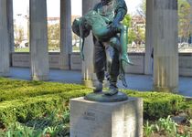 Bild zu Bronze-Skulptur »Der Fischer / Gerettet« an der Alten Nationalgalerie