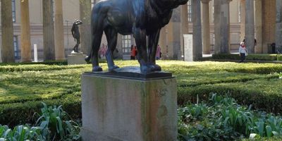 Bronze-Skulptur »Löwe (mit den Bernsteinaugen)« an der Alten Nationalgalerie in Berlin