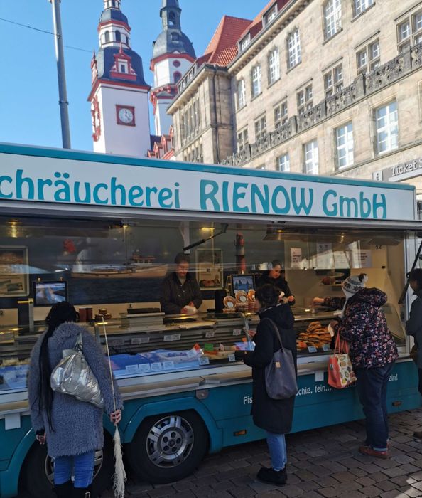 Fisch-Rienow vor dem Rathaus zum Wochenmarkt in Chemnitz