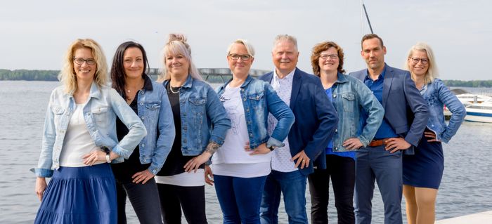 Teamfoto - AXA Versicherung Tänzer & Tänzer oHG - Kfz Versicherung in  Senftenberg