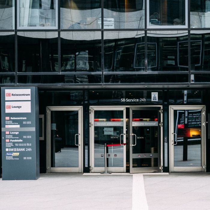 Reisebank AG - 1 Foto - Stuttgart Mitte - Am Hauptbahnhof | golocal