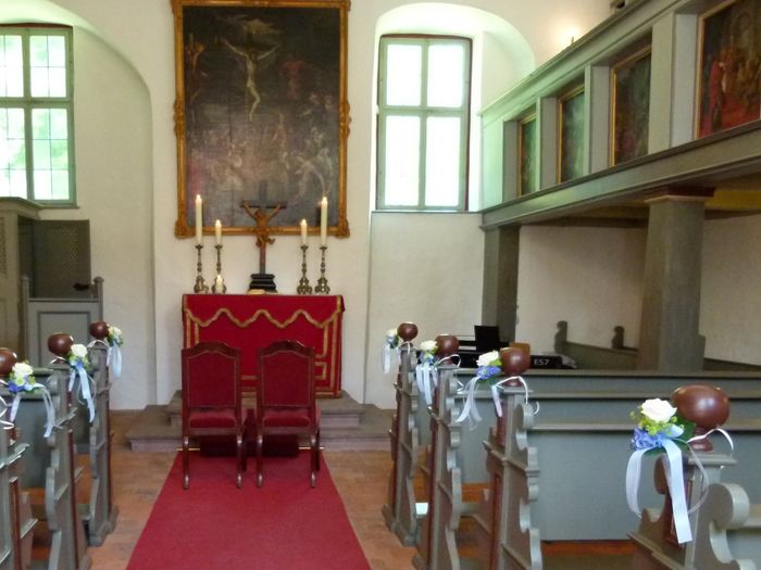 Bis zu 80 Personen finden im hölzernen Chorgestühl und auf der Empore der Schlosskapelle Platz.